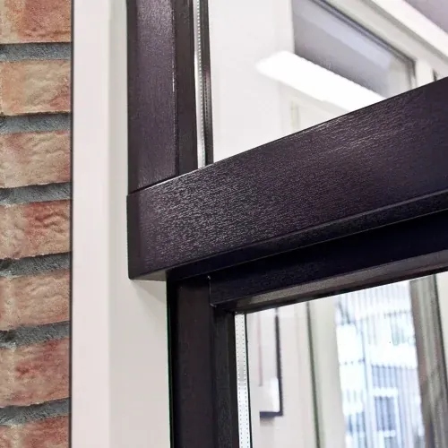 Draai-kiepraam met het uiterlijk van een schuifraam