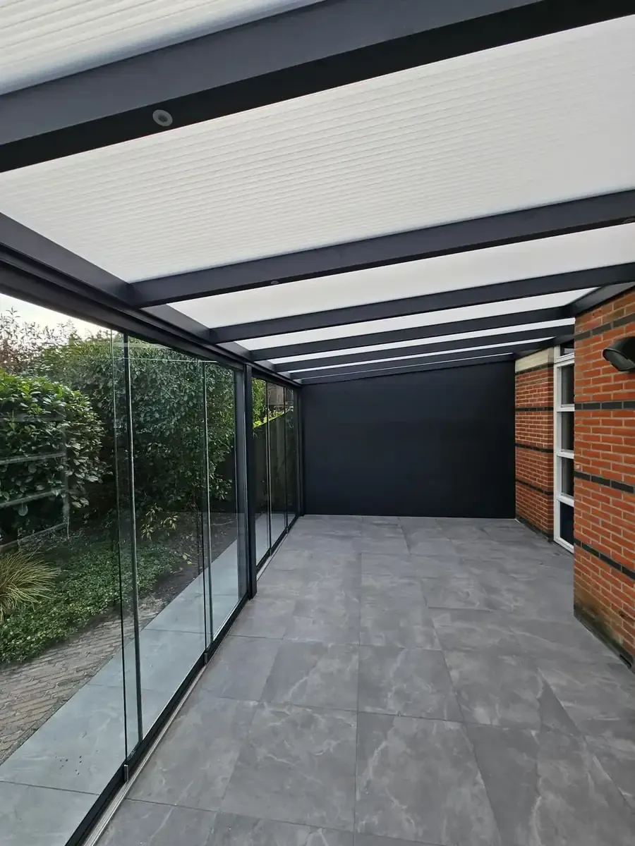 Veranda met glazen schuifwand