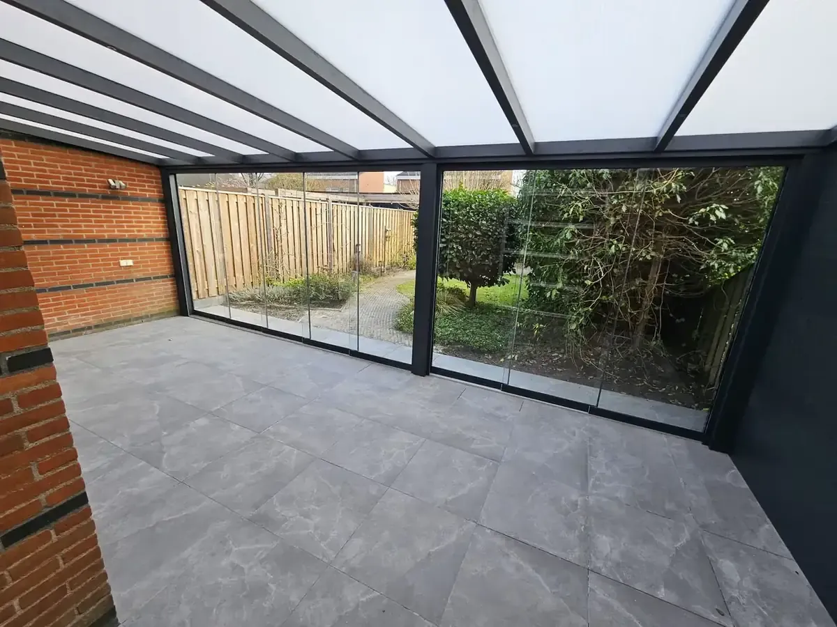Veranda met glazen schuifwand