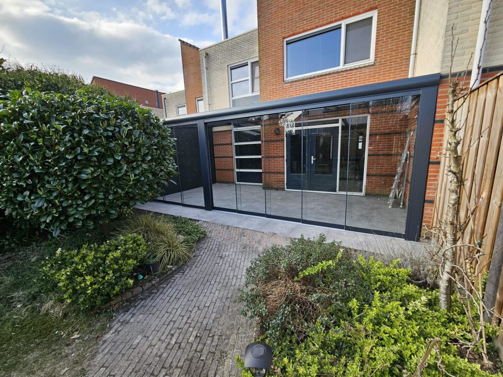 Veranda met glazen schuifwand