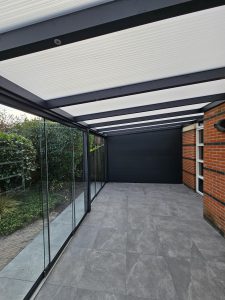Veranda met glazen schuifwand