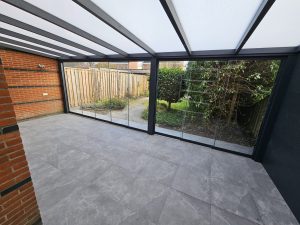 Veranda met glazen schuifwand