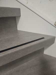 Detail van een gerenoveerde traptrede