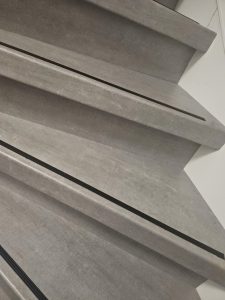 Detail van een gerenoveerde traptrede